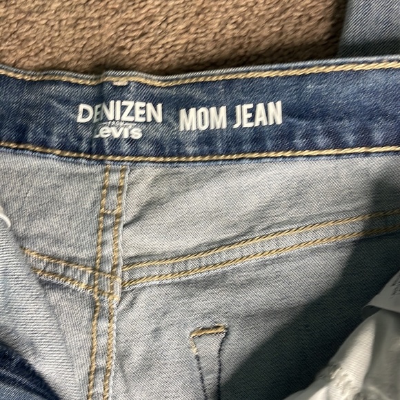 Levi’s Mom Jeans 👖 - Picture 2 of 4